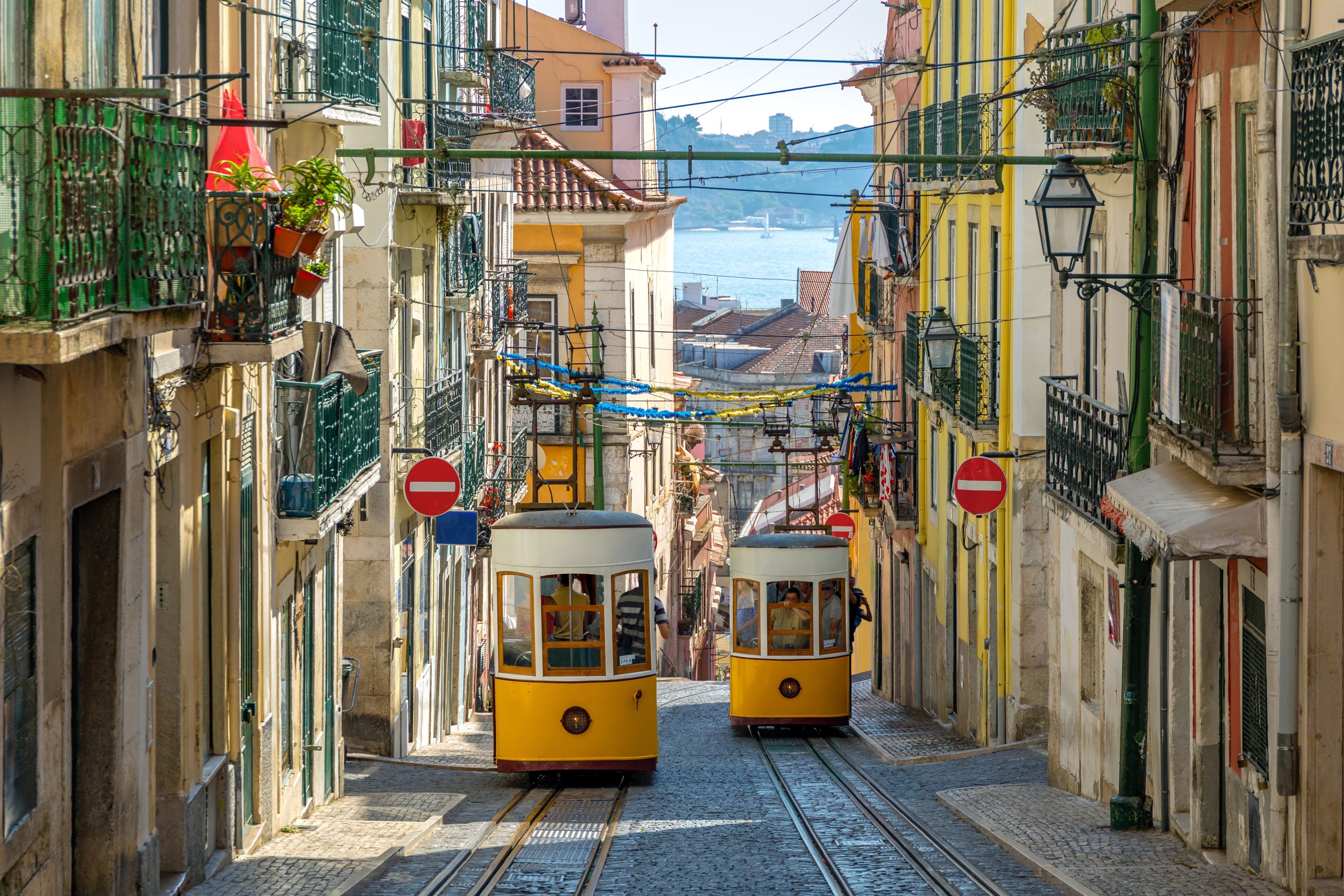 The,Gloria,Funicular,In,The,City,Center,Of,Lisbon,,Portugal