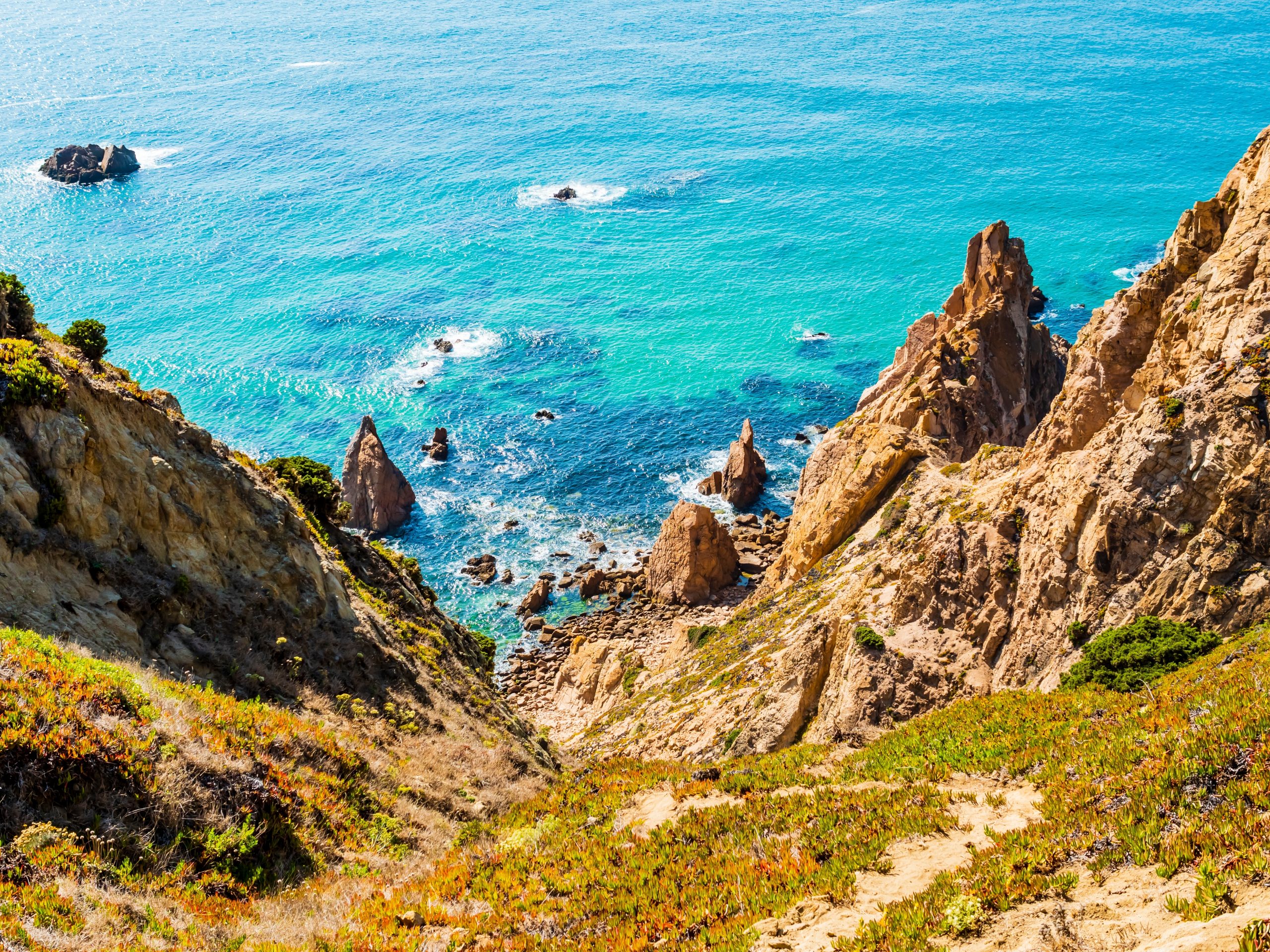 Impressive,Steep,Cliffs,And,Emerald,Sea,In,Ursa,Beach,(praia