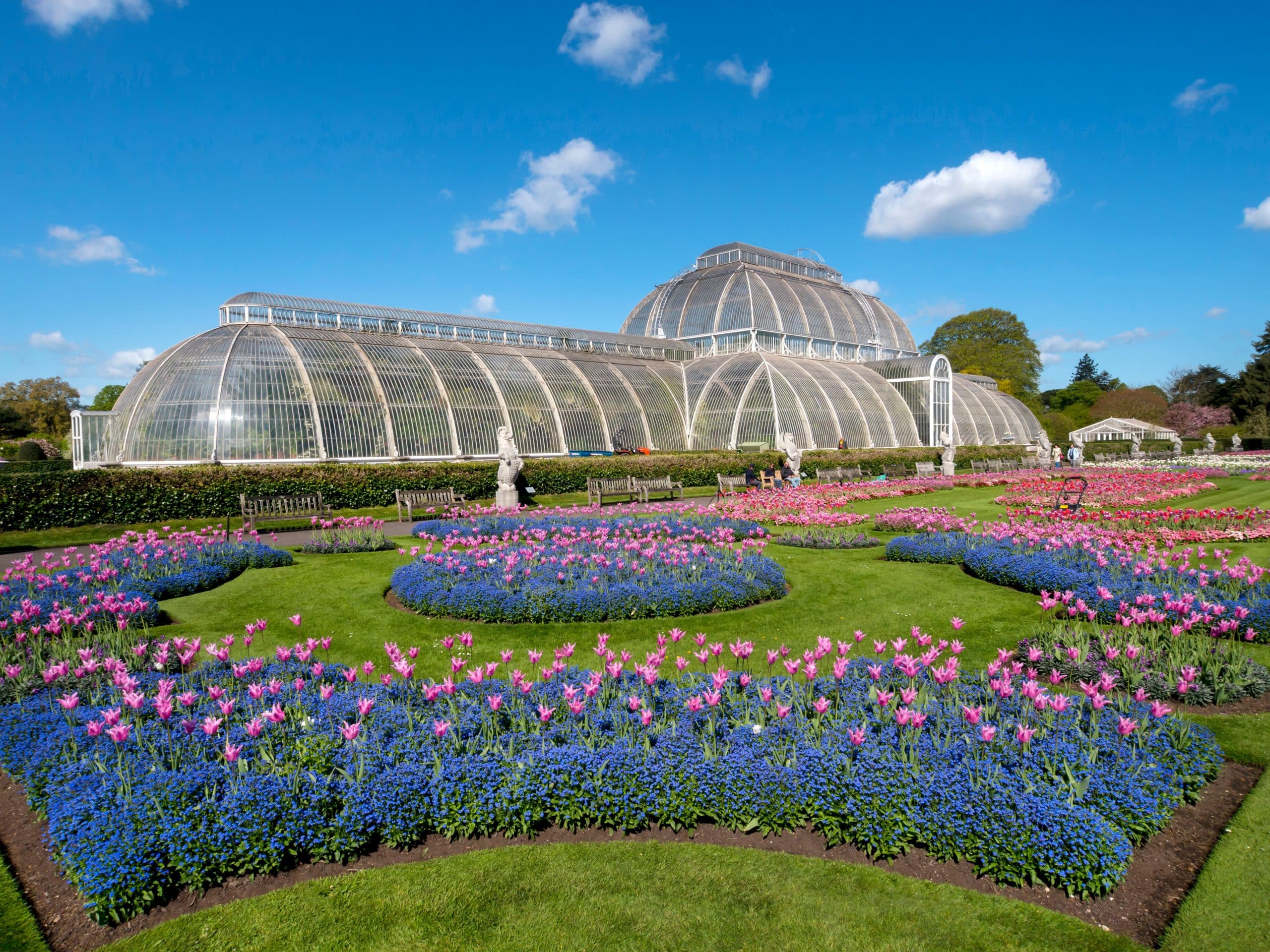 London,,Uk,-,01.06.2019:,Flower,Beds,Form,Patterns,In,Front