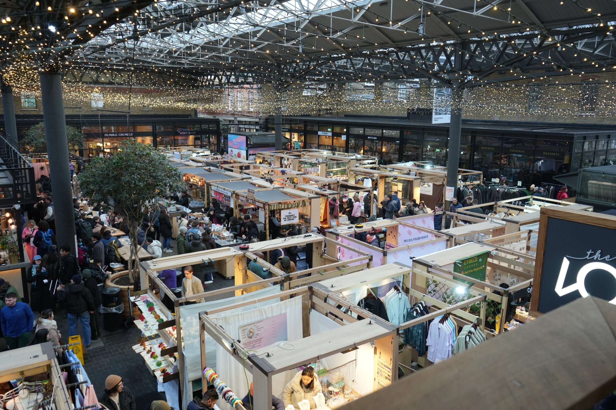 London,,Uk,,January,20,,2024.,Stalls,And,Shoppers,At,Old